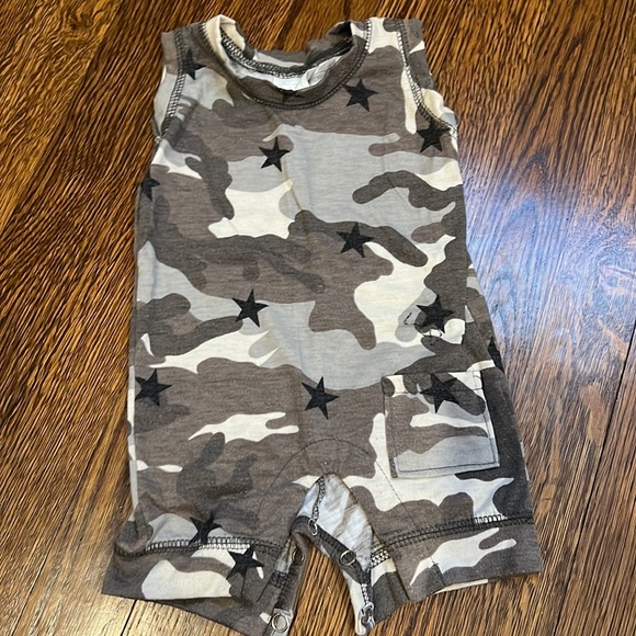 Camo Star Sleeveless Romper - Picture 1 of 2